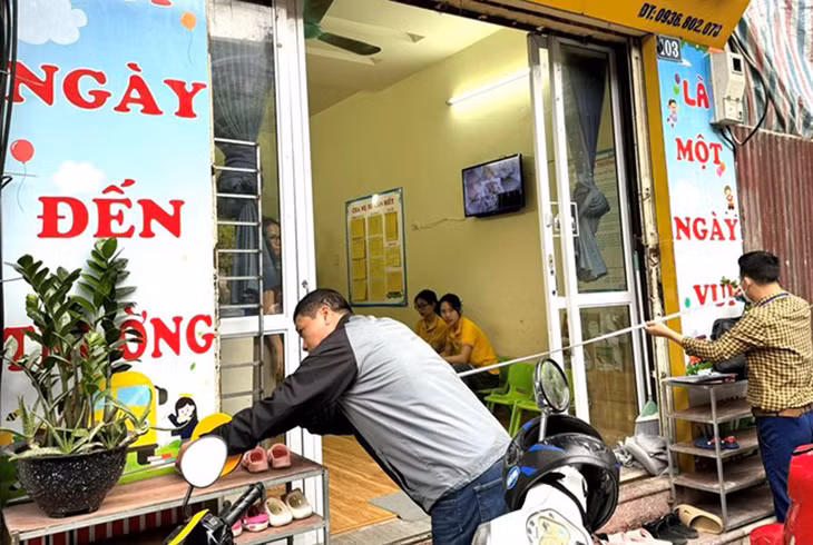 Lực lượng chức năng thực hiện đo đạc và kiểm đếm sau khi đọc quyết định.