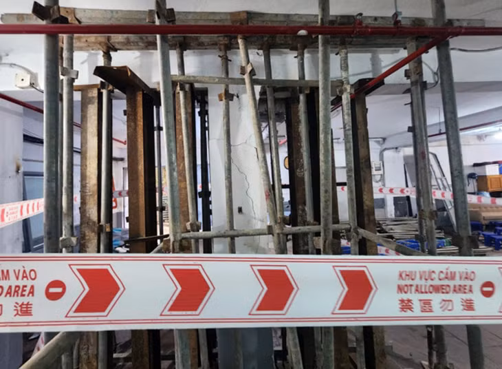 Phần cột tầng 1 của chung cư mini bị nứt phải gia cố bằng giàn giáo