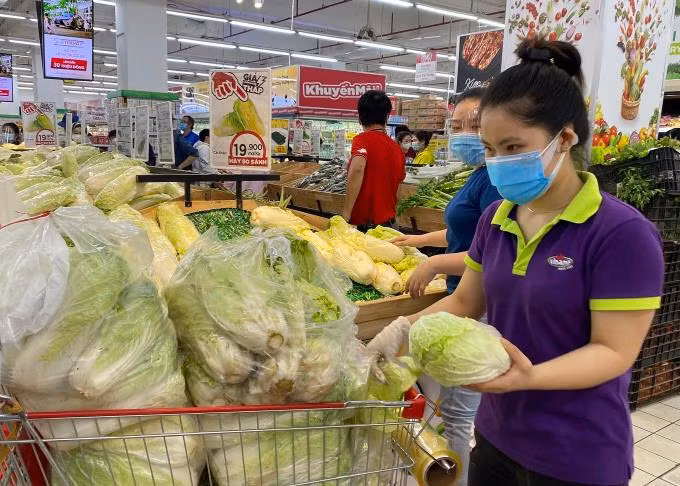 Người dân tại TP.HCM đã có thể tới siêu thị mua sắm trực tiếp từ ngày 1/10. Ảnh minh hoạ