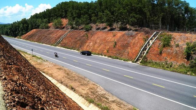 Ông Nguyễn Vũ Quý cho hay, hiện đoạn La Sơn - Hòa Liên có một số điểm còn vướng mặt bằng và san gạt gọt phẳng ta luy, nhưng thời gian qua phải đợi Đà Nẵng cho phép đi lại (liên quan phòng chống dịch) thì mới có thể thi công. “Trong thời gian chờ đợi Đà Nẵng cho nhà thầu vào hiện trường để dọn dẹp mặt bằng, trước mắt, Ban gửi hồ sơ cho Tổng cục Đường bộ Việt Nam để rà soát dần; khi vào được thì các bên sẽ đi hiện trường”, ông Quý thông tin.