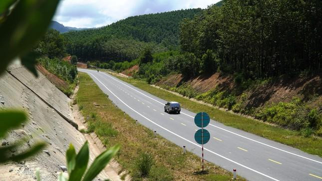 Theo ông Nguyễn Vũ Quý, Giám đốc Ban Quản lý Dự án đường Hồ Chí Minh (Bộ GTVT), Hội đồng kiểm tra nhà nước đã chấp thuận cho nghiệm thu bàn giao đoạn công trình dài 66km từ La Sơn (huyện Phú Lộc, TT-Huế) đến Hòa Liên (Hòa Vang, Đà Nẵng).