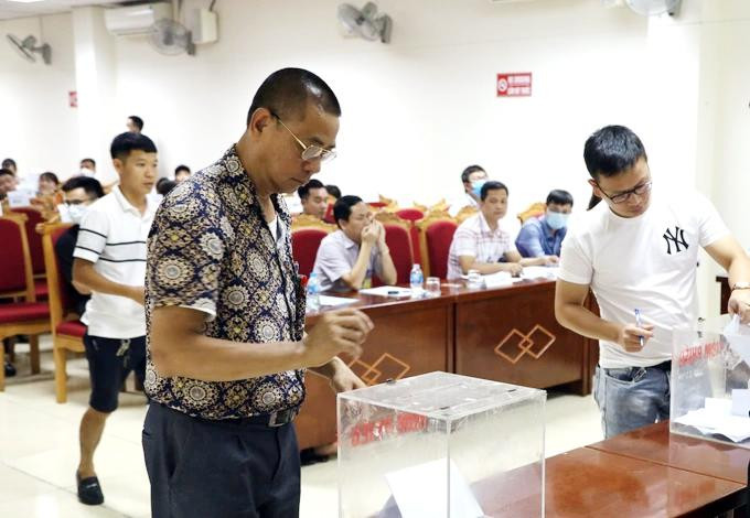 Người dân tham gia đấu giá 18 lô đất ngày 18/8 vừa qua