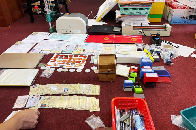 Bằng cấp, giấy tờ giả của nhóm Hiệp bị thu giữ