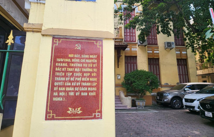 Bảng thông tin tại ngôi nhà số 101 Trần Hưng Đạo. Đây là một điểm di tích quan trọng gắn với Cách mạng tháng Tám và Quốc khánh 2/9.