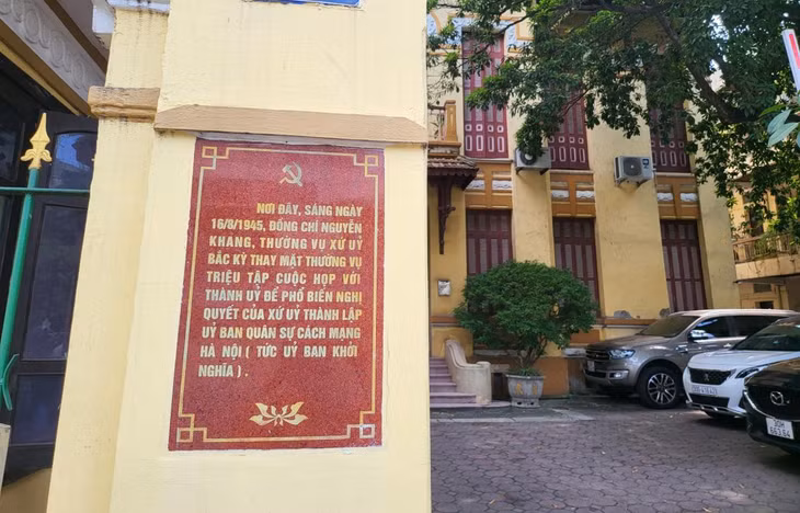 Bảng thông tin tại ngôi nhà số 101 Trần Hưng Đạo. Đây là một điểm di tích quan trọng gắn với Cách mạng tháng Tám và Quốc khánh 2/9.