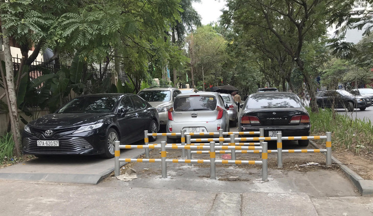UBND TP. Hà Nội yêu cầu kiên quyết xử lý phương tiện lấn chiếm lòng, đường, vỉa hè, dừng, đỗ xe sai quy định, các điểm trông giữ phương tiện tự phát