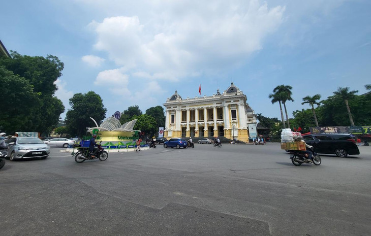 Quảng trường Cách mạng Tháng Tám (phường Tràng Tiền) là quảng trường nằm trước Nhà hát lớn Hà Nội. Nơi đây đã diễn ra cuộc mít tinh phát động Tổng khởi nghĩa và giành chính quyền vào ngày 19/8/1945.