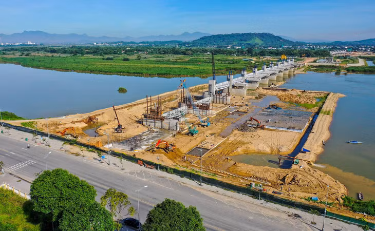 Đập dâng hạ lưu sông Trà Khúc khởi công tháng 7/2019 - là dự án thủy lợi kết hợp giao thông với mục tiêu chính dâng nước trên sông, nhằm vừa tạo cảnh quan đẹp cho TP Quảng Ngãi, vừa ngăn xâm nhập mặn về phía thượng lưu sông Trà Khúc.