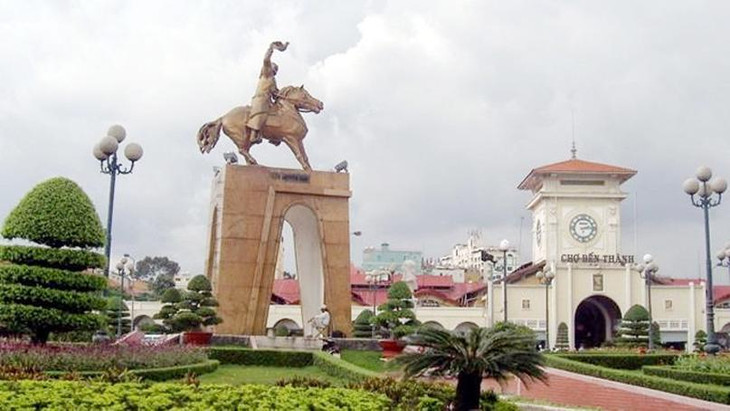 Tượng đài Trần Nguyên Hãn khi chưa di dời trước chợ Bến Thành