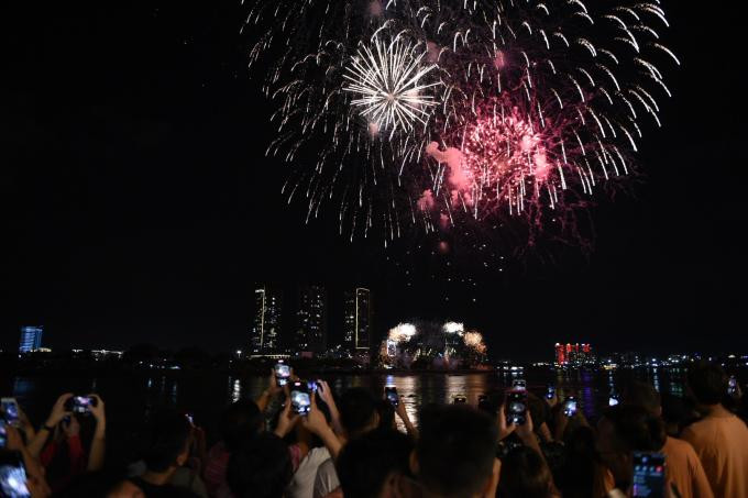 Người dân TP.HCM xem bắn pháo hoa tại công viên bến Bạch Đằng Người dân TP.HCM xem bắn pháo hoa tại công viên bến Bạch Đằng