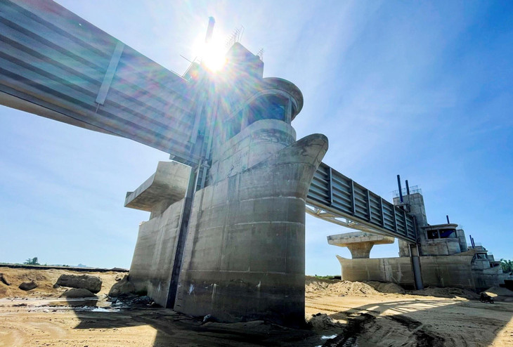 Công trình kết cấu gồm cống ngăn sông với 19 khoang, tổng bề rộng hơn 718 m (bờ nam sông Trà Khúc 11 khoang, bờ bắc 8 khoang). Mỗi khoang rộng gần 38 m; có cửa van phẳng vận hành lên xuống bằng hệ thống xi lanh thủy lực, được điều khiển tự động bằng thiết bị hiện đại. Hệ thống cửa van được điều khiển đóng - mở theo từng điều kiện thực tế và có thực hiện chức năng xả đáy.