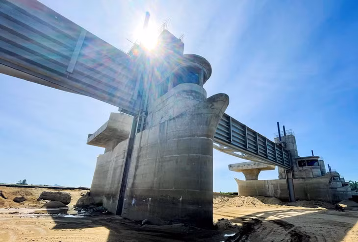 Công trình kết cấu gồm cống ngăn sông với 19 khoang, tổng bề rộng hơn 718 m (bờ nam sông Trà Khúc 11 khoang, bờ bắc 8 khoang). Mỗi khoang rộng gần 38 m; có cửa van phẳng vận hành lên xuống bằng hệ thống xi lanh thủy lực, được điều khiển tự động bằng thiết bị hiện đại. Hệ thống cửa van được điều khiển đóng - mở theo từng điều kiện thực tế và có thực hiện chức năng xả đáy.