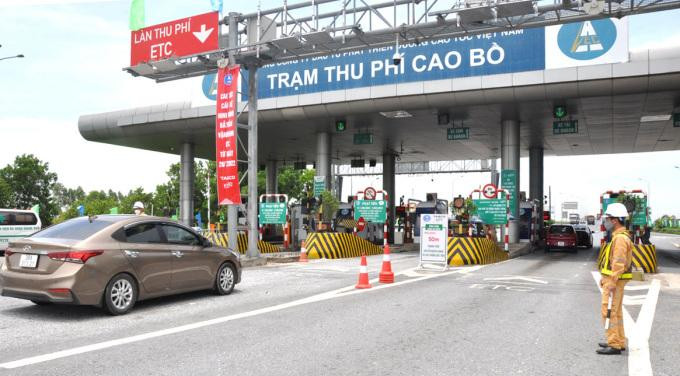 Xe qua trạm thu phí Cao Bồ trên cao tốc Cầu Giẽ - Ninh Bình
