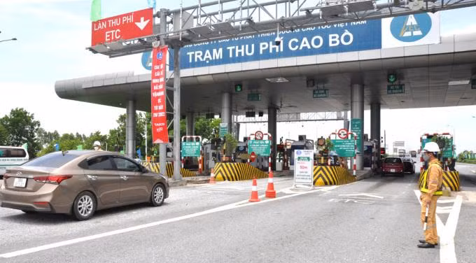 Xe qua trạm thu phí Cao Bồ trên cao tốc Cầu Giẽ - Ninh Bình
