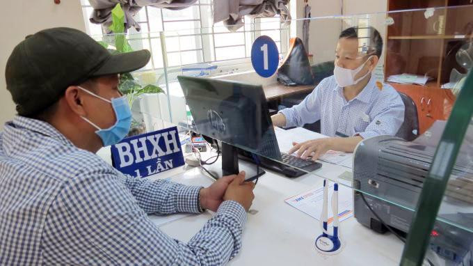 Người lao động làm thủ tục nhận trợ cấp một lần tại Bảo hiểm Xã hội Quận 12