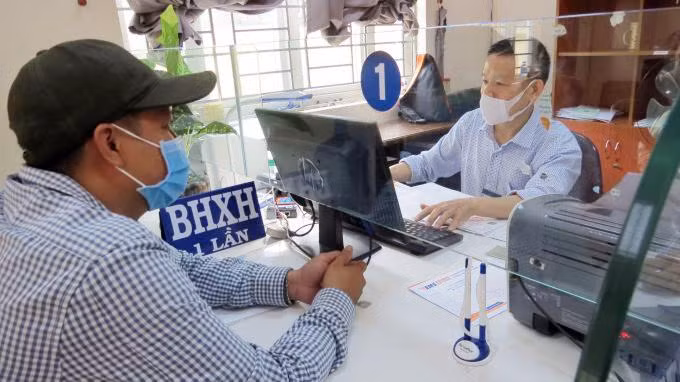 Người lao động làm thủ tục nhận trợ cấp một lần tại Bảo hiểm Xã hội Quận 12