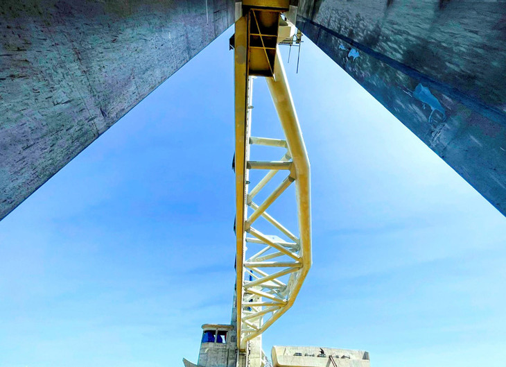 Đập dâng còn có 4 khoang tràn kiểu phím piano; đường cá đi rộng 5 m để các loài thuỷ sản di chuyển từ thượng lưu xuống hạ lưu và ngược lại.