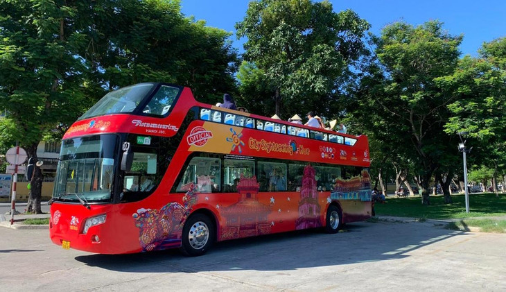 Du khách đi xe buýt 2 tầng tham quan Cố đô Huế