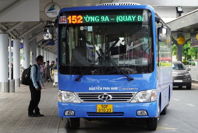 Xe số 152 đón khách trước ga quốc nội sân bay Tân Sơn Nhất Xe số 152 đón khách trước ga quốc nội sân bay Tân Sơn Nhất