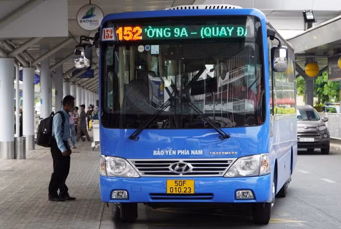 Xe số 152 đón khách trước ga quốc nội sân bay Tân Sơn Nhất Xe số 152 đón khách trước ga quốc nội sân bay Tân Sơn Nhất