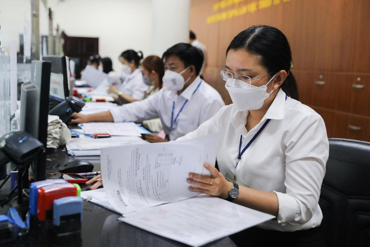 Người dân làm thủ tục hành chính tại UBND TP.Thủ Đức