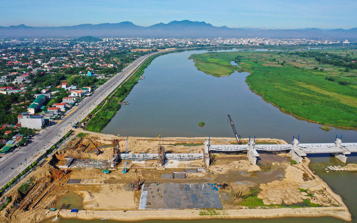 Lãnh đạo Ban Quản lý dự án đầu tư xây dựng các công trình giao thông tỉnh Quảng Ngãi, cho biết đến cuối tháng 8, các nhà thầu đã hoàn thành lắp dựng 18/19 cửa van, nâng 15/18 cửa van lên cao trình chốt.