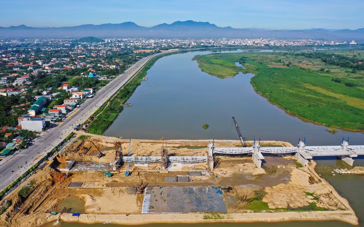 Lãnh đạo Ban Quản lý dự án đầu tư xây dựng các công trình giao thông tỉnh Quảng Ngãi, cho biết đến cuối tháng 8, các nhà thầu đã hoàn thành lắp dựng 18/19 cửa van, nâng 15/18 cửa van lên cao trình chốt.