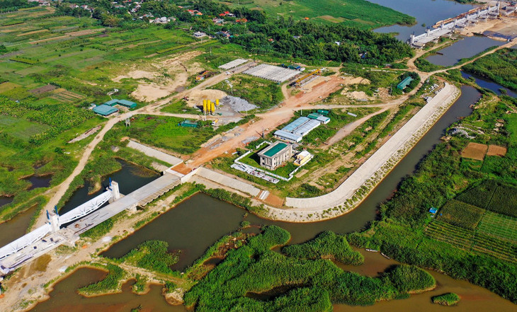 Nhà quản lý vận hành công trình được đặt ở phía hạ lưu đảo Ngọc rộng 2.145 m2, giữa dòng sông Trà Khúc.