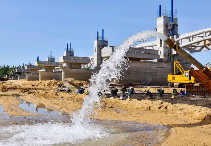 Các nhà thầu thi công đập dâng giữa sông nên phải dùng máy bơm công suất lớn để đưa nước ra ngoài. Theo kế hoạch ban đầu, đến năm 2021 công trình hoàn thành, song đến tháng 8/2020, Ủy ban Kiểm tra Trung ương kết luận vềsai phạm của lãnh đạo tỉnh trong đầu tư công trình. Trong lúc chờ khắc phục sai phạm, dịch Covid-19 kéo dài, địa phương lại khó khăn ngân sách nên dự án tạm dừng thi công.