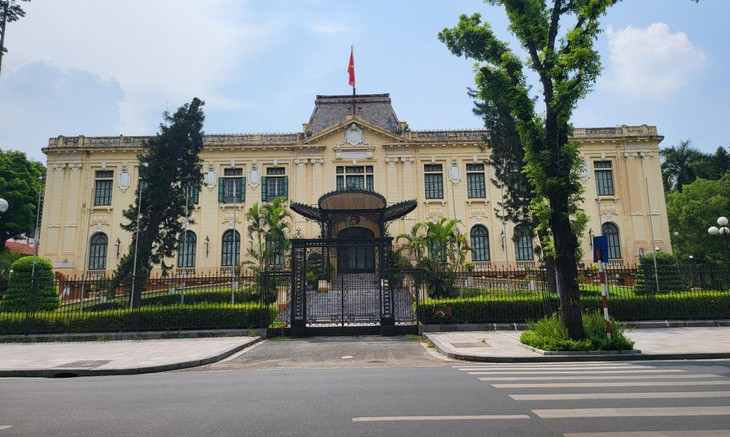 Điểm đánh chiếm đầu tiên là Phủ Khâm sai Bắc Kỳ (sau này đổi tên thành Bắc Bộ Phủ). Bắc Bộ Phủ nay có địa chỉ số 12 phố Ngô Quyền, được tu sửa và sử dụng làm Nhà khách Chính phủ.