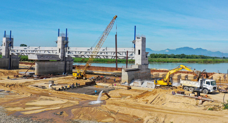 Nhà thầu thi công lắp dầm cầu phía bắc đập dâng nối với đường Hoàng Sa, xã Tịnh An, TP Quảng Ngãi. Người dân địa phương kỳ vọng công trình đưa vào sử dụng sẽ là điểm nhấn kiến trúc độc đáo, vừa phát triển du lịch, dịch vụ, vừa phục vụ thúc đẩy kinh tế - xã hội Quảng Ngãi.