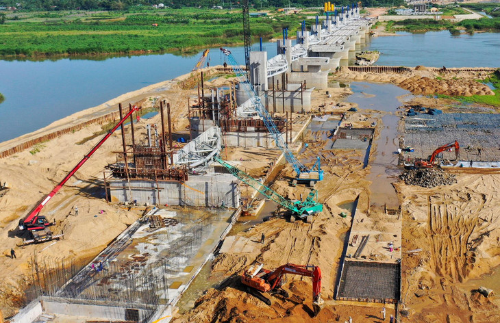 Đập dâng nằm ở gần cuối sông Trà Khúc. Bờ nam nối với đường Trường Sa, xã Nghĩa Dũng và bờ bắc nối với đường Hoàng Sa, xã Tịnh An (TP Quảng Ngãi). Đoạn giữa của công trình nối với ốc đảo Ân Phú (còn gọi là đảo Ngọc) trên sông Trà Khúc. Công trình do Ban quản lý dự án đầu tư xây dựng các công trình giao thông tỉnh làm chủ đầu tư, tổng vốn đầu tư là 1.500 tỷ đồng.