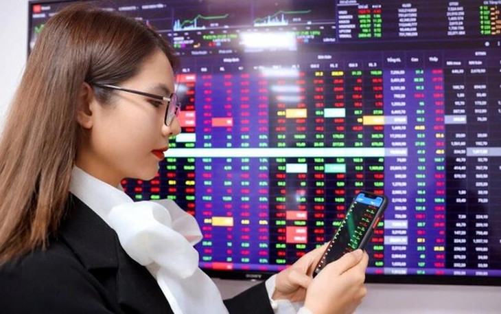 Sở Giao dịch chứng khoán Việt Nam nửa năm lãi nghìn tỷ, bằng cả năm ngoái