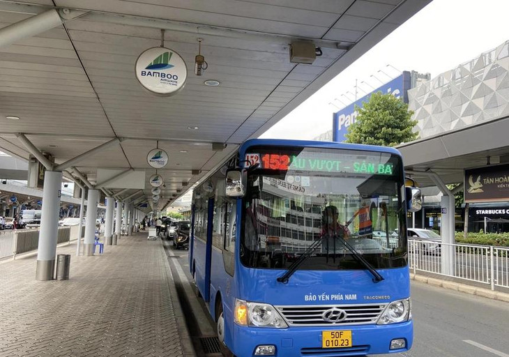Xe buýt đón khách tại sân bay Tân Sơn Nhất