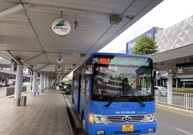 Xe buýt đón khách tại sân bay Tân Sơn Nhất