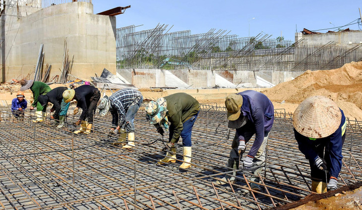 Đầu năm 2022, công trình được bố trí vốn tiếp tục triển khai. Vì mùa mưa lũ cận kề, 5 nhà thầu đang huy động nhân lực, phương tiện cơ giới thi công đổ bê tông sàn phía hạ lưu của đập dâng.