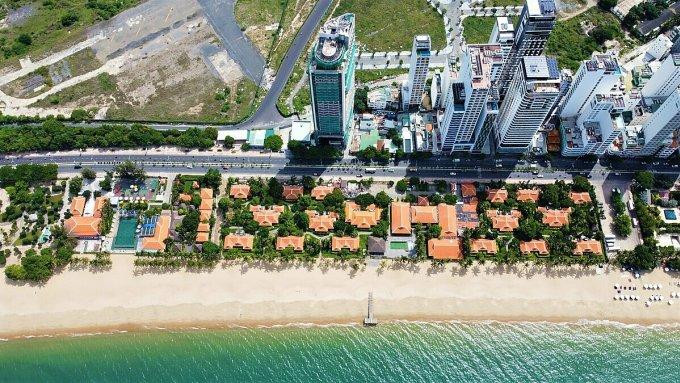 Resort Ana Mandara nằm sát biển, dọc 400 m đường Trần Phú. Resort Ana Mandara nằm sát biển, dọc 400 m đường Trần Phú.