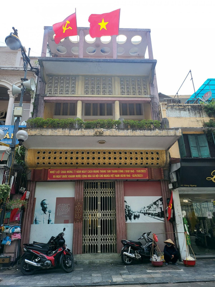 Ngôi nhà số 48 Hàng Ngang (phường Hàng Đào) là nơi ở và làm việc của Chủ tịch Hồ Chí Minh trong những ngày đầu Người từ chiến khu Việt Bắc về Hà Nội tháng 8/1945. Tại một căn phòng của ngôi nhà này, Chủ tịch Hồ Chí Minh đã viết bản “Tuyên ngôn độc lập”.