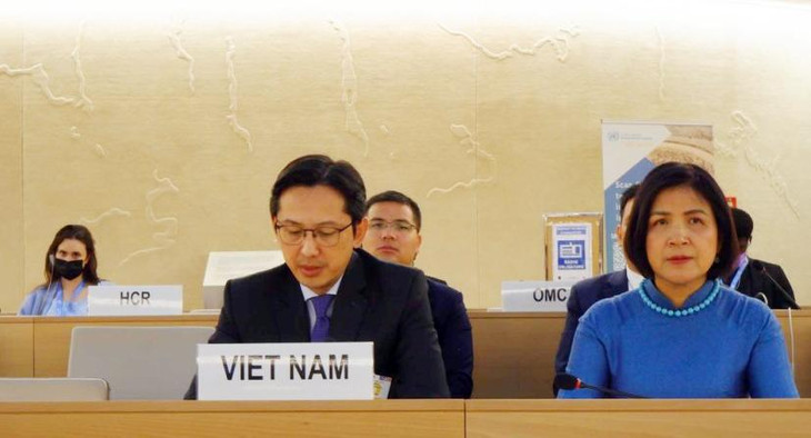 Trợ lý Bộ trưởng Ngoại giao Đỗ Hùng Việt (bên trái) phát biểu trong phiên thảo luận chuyên đề tại trụ sở Liên Hợp Quốc ở Geneva, Thụy Sĩ Trợ lý Bộ trưởng Ngoại giao Đỗ Hùng Việt (bên trái) phát biểu trong phiên thảo luận chuyên đề tại trụ sở Liên Hợp Quốc ở Geneva, Thụy Sĩ