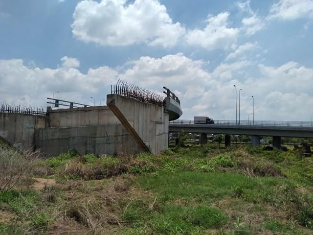 Hiện trường công trình xây dựng tuyến nối đường Võ Văn Kiệt với cao tốc TP Hồ Chí Minh – Trung Lương đã bị ngưng thi công từ lâu.