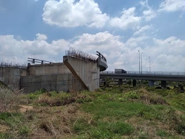 Hiện trường công trình xây dựng tuyến nối đường Võ Văn Kiệt với cao tốc TP Hồ Chí Minh – Trung Lương đã bị ngưng thi công từ lâu.