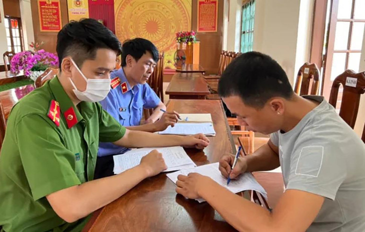 Phạm Thanh Tú (phải) làm đại lý cấp hai cho đường dây đánh bạc trên mạng