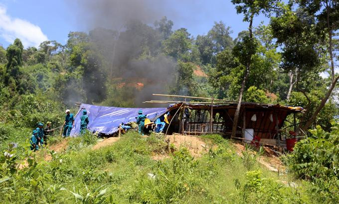 Một lán trại bị chặt hạ, châm lửa đốt cháy Một lán trại bị chặt hạ, châm lửa đốt cháy