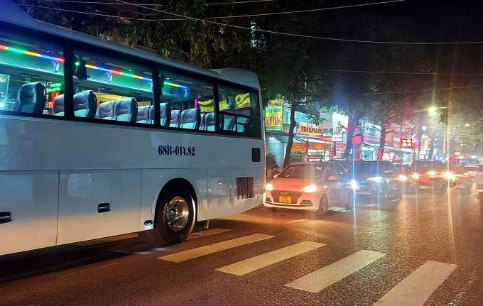 Dòng ô tô nối đuôi nhau trên đường 30/4, phường Dương Đông Dòng ô tô nối đuôi nhau trên đường 30/4, phường Dương Đông