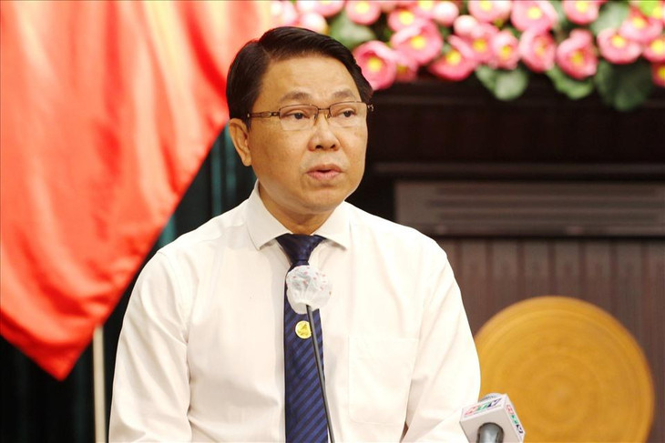 Ông Trần Hoàng Quân - Giám đốc Sở Xây dựng TPHCM - trả lời chất vấn.