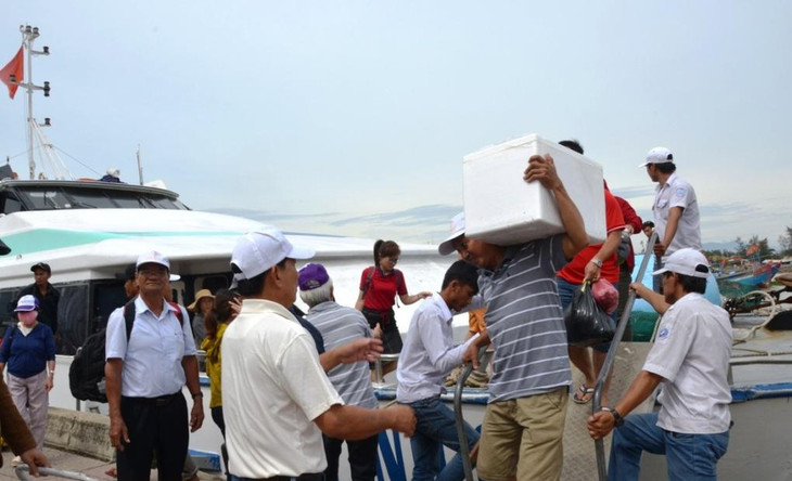 Du khách đưa hàng hóa từ Lý Sơn vào đất liền ở cảng Sa Kỳ