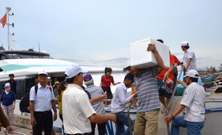 Du khách đưa hàng hóa từ Lý Sơn vào đất liền ở cảng Sa Kỳ