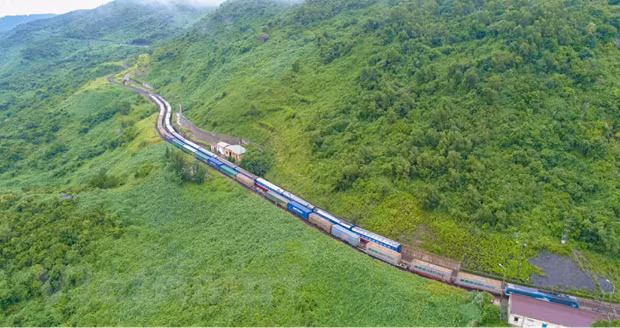 Đoàn tàu chở hàng đi trên một đoạn tuyến đường sắt Bắc-Nam