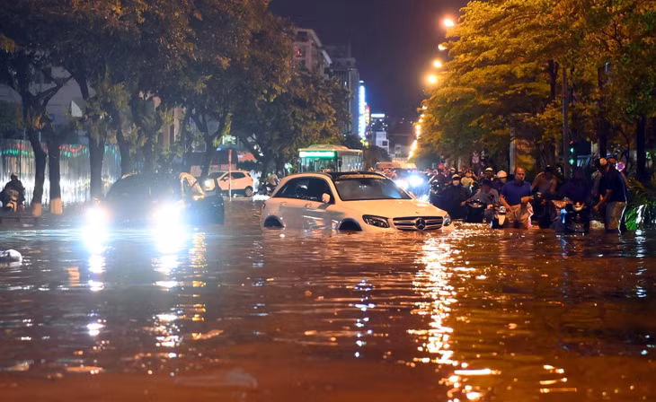 Vừa qua, Hà Nội đã đón nhận nhiều trận mưa lớn gây ngập úng tại nhiều tuyến phố