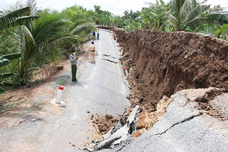 Lực lượng chức năng kiểm tra hiện trường vụ sạt lở